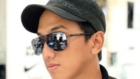 Selain itu, Ge Pamungkas juga mengunggah foto di instagramnya dan tampak sosok wanita yang diyakini adalah Kyku dari pantulan kacamatanya. (Dok. Instagram/gepamungkas)