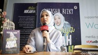 Ibu dua anak itu menuangkan kisah hidupnya bersama Desta selama lima tahun ini.