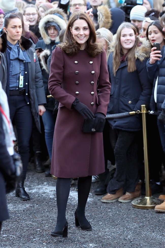 Coat double-breasted dari Dolce & Gabbana membuat tubuh Kate Middleton nampak lebih langsing di kehamilan ketiga ini. Foto: Dok. Getty Images