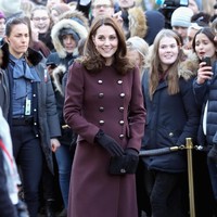 Coat double-breasted dari Dolce & Gabbana membuat tubuh Kate Middleton nampak lebih langsing di kehamilan ketiga ini. Foto: Dok. Getty Images