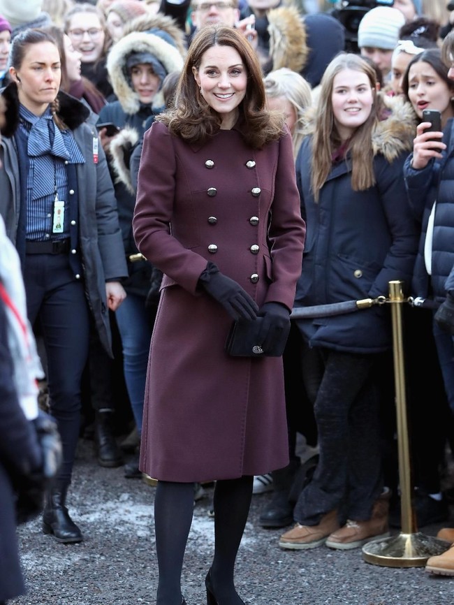 Bukan tanpa alasan tangan kiri yang selalu bertugas membawa tas. Etiket Kerajaan Inggris menjadi alasan di baliknya. Ketika tangan kiri memegang tas, tangan tangan lebih leluasa untuk bersalaman dengan publik. (Foto: Dok. Getty Images)