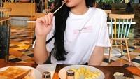 Saat di Bali, wanita bernama lengkap Shafa Aliya Harris ini mampir ke Seminyak. Sarapan roti panggang dan scrambled egg jadi pilihan Shafa. Foto: Instagram shafaharris