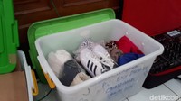 Selain itu, terlihat juga sejumlah dokumen, seperti paspor, dan rekening tabungan dari sejumlah bank yang dibawa jaksa. Barang-barang itu ditaruh di koper dan kardus.