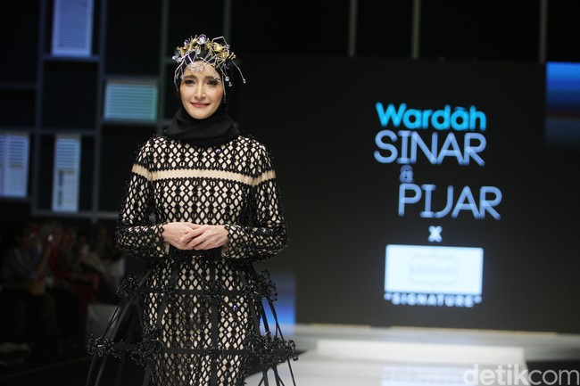 Inneke Koesherawati berjalan di catwalk Wardah memeragakan koleksi desainer Khanaan. Foto: Mohammad Abduh/Wolipop