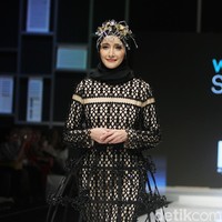 Inneke Koesherawati berjalan di catwalk Wardah memeragakan koleksi desainer Khanaan. Foto: Mohammad Abduh/Wolipop