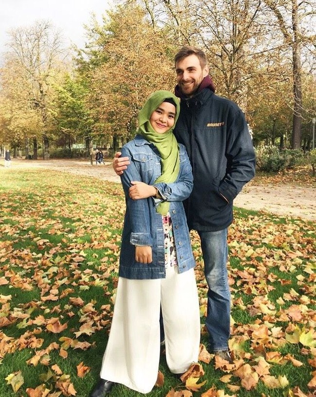 Selama ia tinggal di rumah Adin, Ruppert mempelajari Islam dan akhirnya menjadi muallaf. Tak lama setelah jadi mullaf, Rupert pun melamar Adin. Foto: Instagram