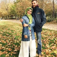 Selama ia tinggal di rumah Adin, Ruppert mempelajari Islam dan akhirnya menjadi muallaf. Tak lama setelah jadi mullaf, Rupert pun melamar Adin. Foto: Instagram