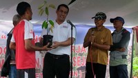 Di acara peluncuran program Bekerja, ia menyerahkan bibit durian kepada salah seorang warga. Pool/Kementan.