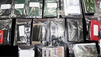 Paspor dan handphone juga diamankan.