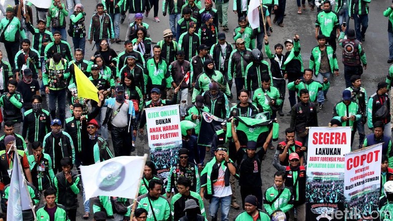 Driver Ojol Keluhkan Tarif, UU Lalu Lintas Perlu Direvisi Driver Ojol Keluhkan Tarif, UU Lalu Lintas Perlu Direvisi