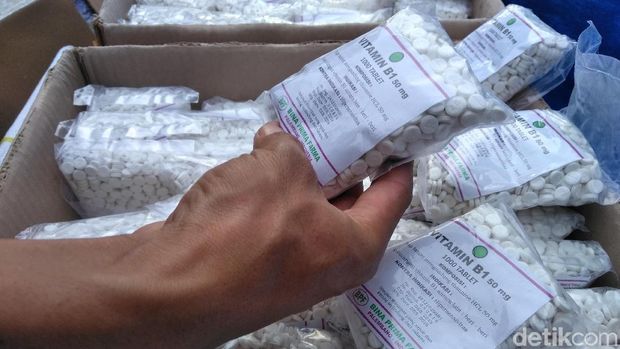 Pil dobel L ini dikemas ke dalam plastik berlabel vitamin B