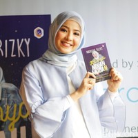 Saat peluncuran buku pertamanya itu, Natasha Rizky mengenakan merek hijab motif miliknya sendiri yaitu Alur Cerita. Scarf berbahan voile itu dikenakan dengan simple, yaitu diikat ke belakang. Foto: Silmia Putri/Wolipop