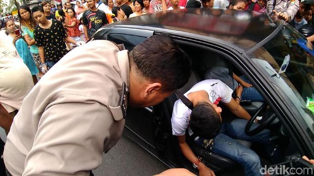 Dua orang di dalam mobil ditemukan muntah