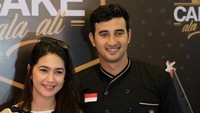 Ali Syakieb saat ini sedang membuka bisnis kue, tak ketinggalan sang kakak Nabila Syakieb menghadiri grand opening acara tersebut. Foto: Dok. Instagram