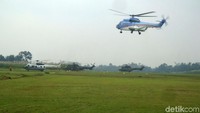 Helikopter yang membawa Jokowi siap mendarat.