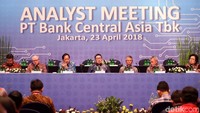 Presiden Direktur BCA Jahja Setiaatmadja (ketiga kiri) dan para petinggi PT. Bank Central Asia (BCA) melakukan paparan kinerja triwulan i 2018, Jakarta, Senin (23/4/2018).
