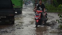 4 Remaja asal Pamarayan membuat video menyindir pemerintah daerah dengan cara memancing ikan di tengah jalan tersebut. Videonya kemudian viral.