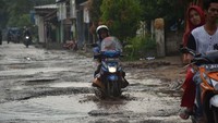 Ada lah 10 tahun, emang dari dulu sulit (dibangun), warganya mengeluh-ngeluh doang, kata Muhammad Narib.