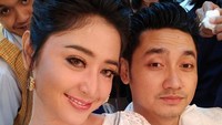 Angga tampak sering menemani sang istri saat di lokasi syuting. Foto: Dok. Instagram/anggawijaya88