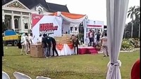 Viral 2019 Ganti Presiden di Acara KPU Jambi.  Video sepenggal acara KPUD Jambi viral di media sosial. Ada seseorang berteriak 2019 ganti presiden di atas panggung. Acara itu disebut berlangsung di KPUD Jambi. Ketua KPUD Jambi, Subhan menjelaskan fakta yang terjadi di balik video itu. Sepenggal acara dalam video yang tersebar itu adalah bagian dari opera parodi Gerindra. Acara tersebut dirancang, bahwa setiap parpol, menampilkan seni budaya. Pada waktu giliran Partai Gerindra menampilkan opera parodi, yang intinya Partai Gerindra mengajak pemilih menggunakan hak pilihnya di TPS, pada tanggal 17 April 2019 akan tetapi disisipkan oleh mereka kritikan terhadap pemerintah, kata Subhan saat dikonfirmasi, Senin (23/4/2018). Foto: Screenshot video viral acara KPU Jambi