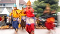 Warga binaan dari Lapas Klas II B Payakumbuh saat tampil membawakan tarian tradisional selama Indonesian Prison Art Festival (IPAFest) 2018.