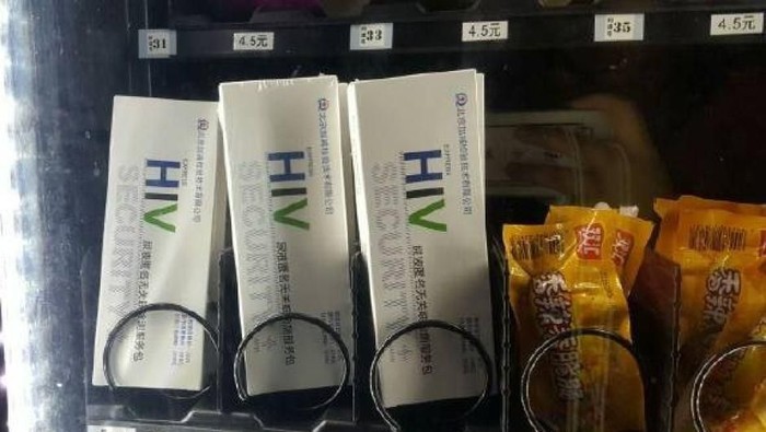 Vending machine biasanya digunakan untuk menjual makanan dan minuman ringan. Namun di China, ada vending machine yang menjual alat tes HIV. Foto: ABC Australia Vending machine biasanya digunakan untuk menjual makanan dan minuman ringan. Namun di China, ada vending machine yang menjual alat tes HIV. Foto: ABC Australia