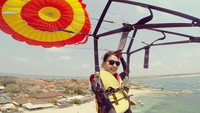 Melinda tidak hanya bersantai menikmati pantai Bali, namun dia juga bermain parasailing di Tanjung Benoa, Bali. Keren kan? (melindalfred/Instagram)