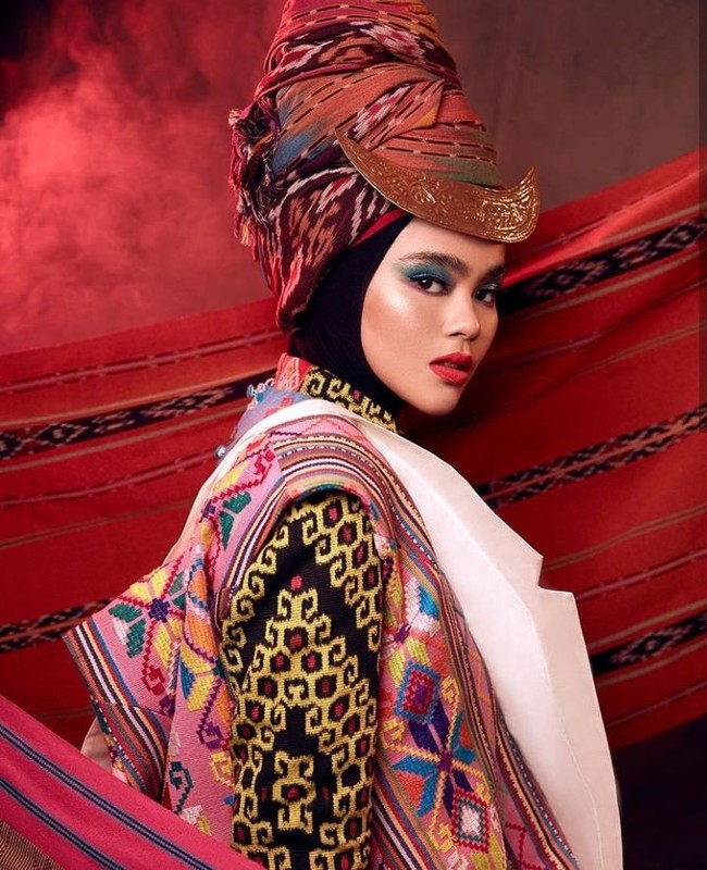 Penyanyi Sivi Azizah, tampil eklektik dengan riasan wajah terinspirasi Nusa Tenggara Timur. Ia juga tampak stylish dengan busana dari tenun Sumba. Foto: Instagram/@maccosmetics
