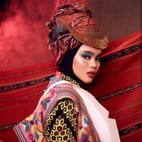 Penyanyi Sivi Azizah, tampil eklektik dengan riasan wajah terinspirasi Nusa Tenggara Timur. Ia juga tampak stylish dengan busana dari tenun Sumba. Foto: Instagram/@maccosmetics