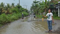 Muhammad Narib pembuat video tersebut menggambarkan bahwa kondisi rusaknya jalan ini sejauh 2 kilometer.