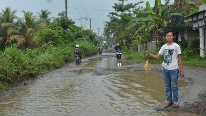 4 Remaja Banten Mancing di Tengah Jalan, Kok Bisa?