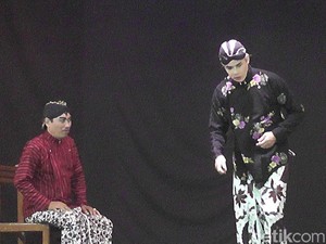 Di Rembang, Ganjar Main Ketoprak