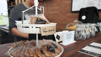 Sambil menyesap kopi dan bersantai, kafe mungil ini menawarkan berbagai biskuit manis home made yang masih hangat. Foto: Shin Hailey
