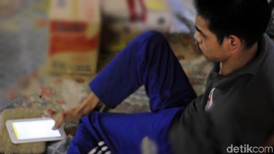 Foto: Ini Engkus, Pengajar Bahasa Inggris Gunakan Jari Kaki