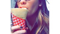 Gila sih makanan sini... Enak banget, tulisnya dalam captions foto. Kimberly kelihatan menikmati banget crepes yang dibelinya saat di Jepang. Foto: Instagram @kimberlyryder