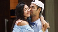Syahnaz kerap bermanja-manja pada Raffi Ahmad, kakaknya itu. Kini ia sudah memiliki suami yakni, Jeje Govinda.  Foto: Dok. Instagram