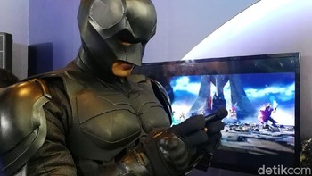 Batman sedang menjajal Zenfone Max Pro (M1). Foto: Muhammad Alif Goenawan/detikINET