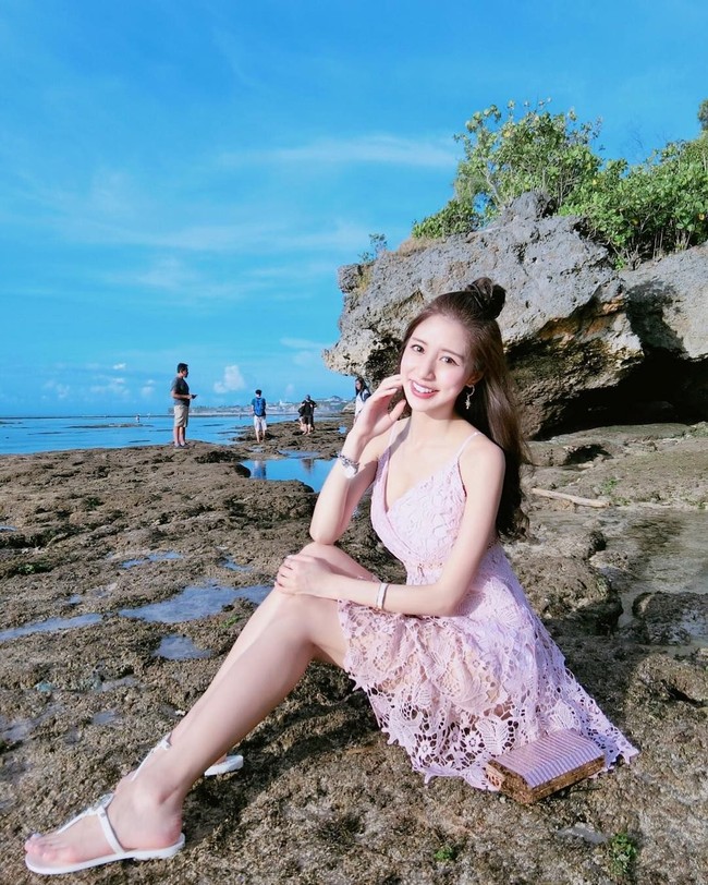 Pada akun media sosialnya itu, Rita kerap kali membagikan berbagai aktivitasnya mulai dari liburan hingga potret bersama teman-temannya. Foto: Instagram @love_ritakao