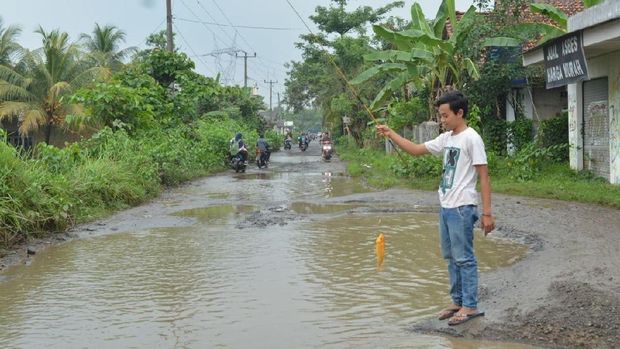 4 Pemuda sindir jalan berlubang di Banten