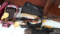 Ada juga airsoftgun, hingga pedang milik bos First Travel yang disita. (Foto: Haris-detikcom)