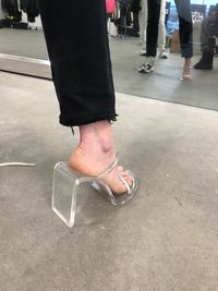 Sandal Yeezy Kanye West Jadi Lelucon Netizen, Disebut Mirip Crocs Juga Hiu