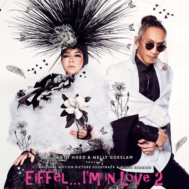 Berpose bersama sang suami, Anto Hoed, Melly Goeslaw bergaya super unik dengan hiasan kepala yang mirip tubuh landak. Headpiece seperti rangkaian jarum yang dipakainya itu merupakan karya Rinaldy Yunardi. Foto: Instagram melly_goeslaw