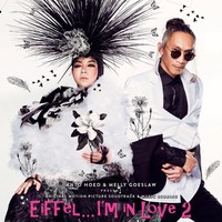 Berpose bersama sang suami, Anto Hoed, Melly Goeslaw bergaya super unik dengan hiasan kepala yang mirip tubuh landak. Headpiece seperti rangkaian jarum yang dipakainya itu merupakan karya Rinaldy Yunardi. Foto: Instagram melly_goeslaw