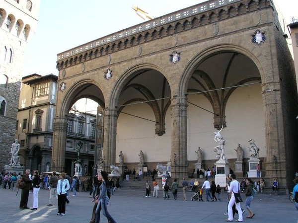 Begitupun dengan Florence, Italia yang jadi kelahiran Renaisans. Di sini, juga menjadi tempat penyair Dante bertemu dengan seseorang yang ia cintai, Beatrice yang menginspirasi karya-karyanya. Traveler pun bisa berkunjung ke Gereja Santa Margherita dei Cerchi, Ponte Vecchio atau Piazza della Signori (Visit Florence) Begitupun dengan Florence, Italia yang jadi kelahiran Renaisans. Di sini, juga menjadi tempat penyair Dante bertemu dengan seseorang yang ia cintai, Beatrice yang menginspirasi karya-karyanya. Traveler pun bisa berkunjung ke Gereja Santa Margherita dei Cerchi, Ponte Vecchio atau Piazza della Signori (Visit Florence)