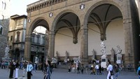 Begitupun dengan Florence, Italia yang jadi kelahiran Renaisans. Di sini, juga menjadi tempat penyair Dante bertemu dengan seseorang yang ia cintai, Beatrice yang menginspirasi karya-karyanya. Traveler pun bisa berkunjung ke Gereja Santa Margherita dei Cerchi, Ponte Vecchio atau Piazza della Signori (Visit Florence)