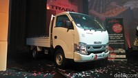 Terpisah dari helatan Indonesia International Motor Show (IIMS) 2018, mobil berkategori cab over Medium Pick Up ini adalah yang pertama di dunia. President Director IAMI Ernando Demily mengucapkan world premiere Traga di Indonesia ini dilaksanakan karena pasarnya sangat besar dibanding negara lainnya di ASEAN. Foto: Ruly Kurniawan