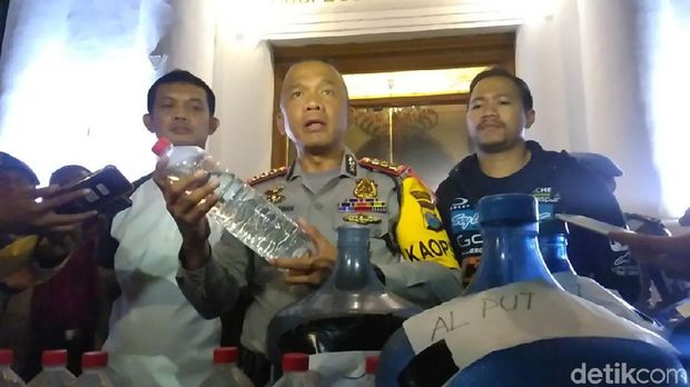 Kapolrestabes Surabaya tunjukkan barang bukti miras oplosan