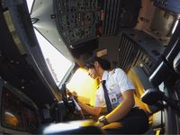 Melinda di dalam kokpit pilot (melindalfred/Instagram)
