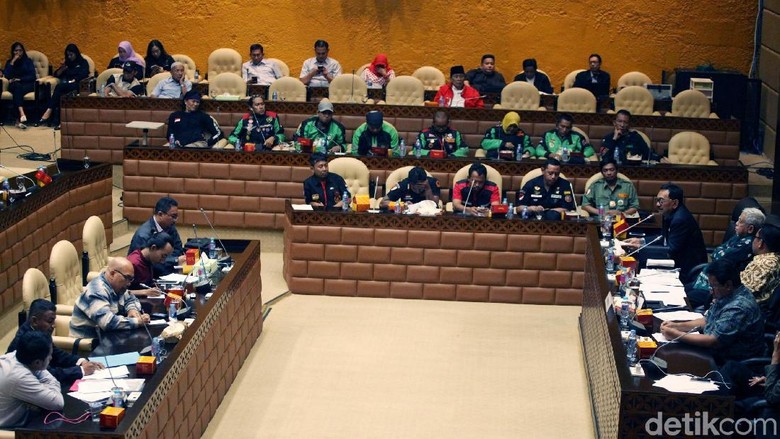 Politikus Gerindra-PKB Usul Jokowi Terbitkan Perpres Atur Ojol Politikus Gerindra-PKB Usul Jokowi Terbitkan Perpres Atur Ojol