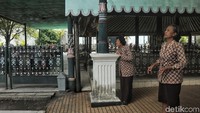 Para abdi dalem perempuan Keraton Yogyakarta. Dalam Kenaikan tahta Sri Sultan itu ada upacara Sugengan, yaitu memohon kepada Tuhan agar diberikan berkah keselamatan, kesejahteraan dan semua berkah lainya (Pradita Utama/detikTravel)